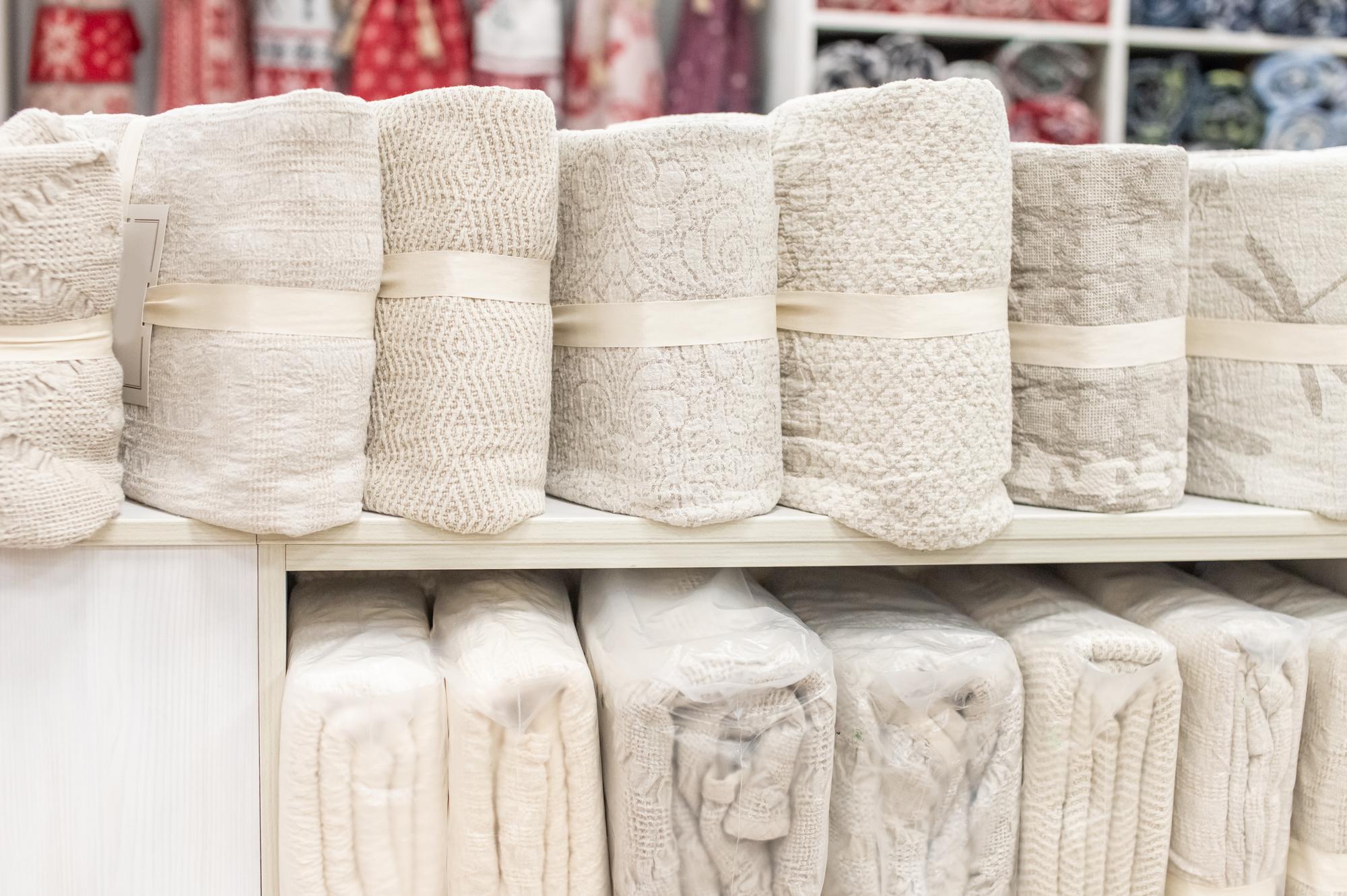 Kollektion: bestickte Handtücher im Regal