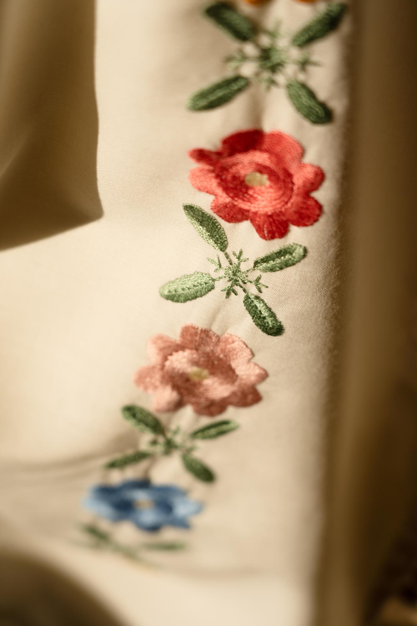 Nahe Aufnahme handbestickter floraler Muster auf Leinen